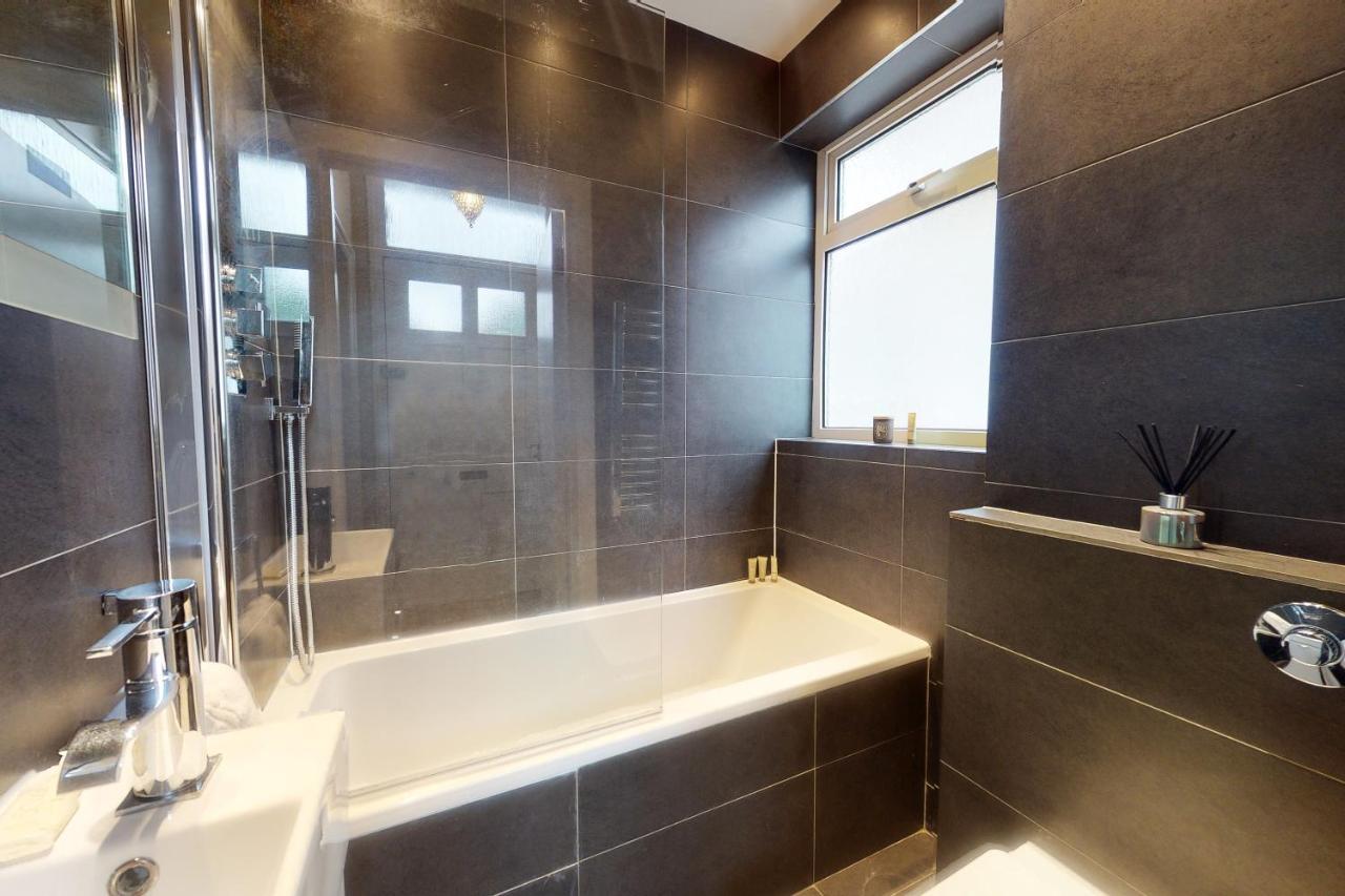 Super 1 Bedroom Flat In Hendon Near Middlesex University With Private Parking Ngoại thất bức ảnh